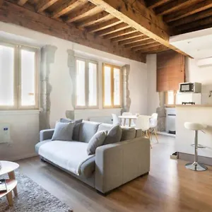 apt-au-coeur-de-la-vieille-ville.hotels-rhonealpes.com/